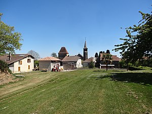 Le village vu depuis la motte castrale.
