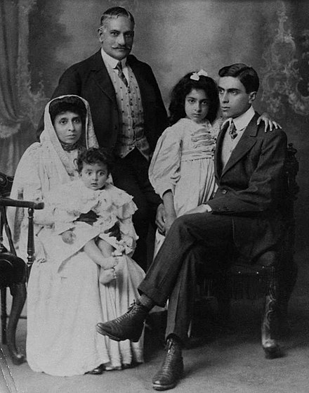 Swarup Rani and Motilal Nehru in England with their children from l. to r. Krishna (b. November 1907), Vijaya Lakshmi (b. August 1900) and Jawaharlal