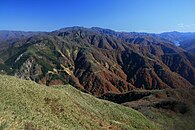 稜線部から望む東側の展望 冠山、その奥に能郷白山、右端に徳山湖