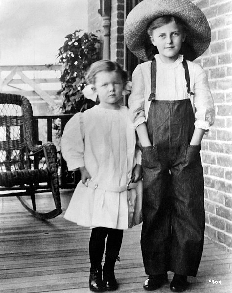 Loy (left) at age six, standing on her grandmother's porch in Helena, Montana, with her cousin Laura Belle Wilder (1911)