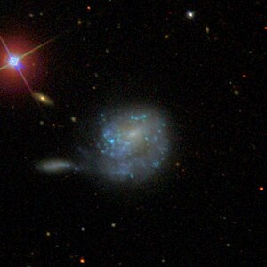SDSS-Aufnahme, NGC 3445 (mittig), PGC 32784 (li.), PGC 2554198 (links oben)