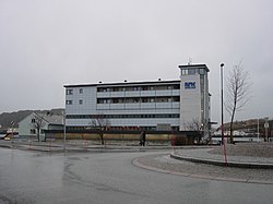 Телецентр NRK Nordland с логотипом (в правой части здания)