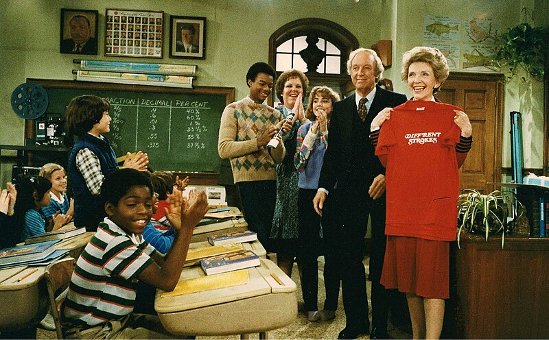 File:Nancy Reagan on the set of television show "Diff'rent Strokes" with Conrad Bain, Todd Bridges, Dana Plato, Mary Jo Cattlett, and Shavar Ross 1983-03-09.jpg