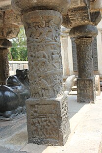 Kolona të Nandi mantapas me skena nga beteja e Takkolamit në tempullin Arakeshwara.