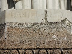 Inscription gravée en lettres capitales : DANIEL DCDL.