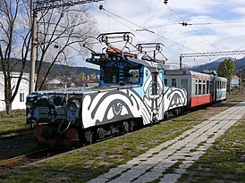 Locomotora eléctrica ChS11 con tren de pasajeros