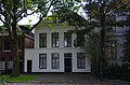 Neoclassicistisch gepleisterd statig herenhuis.