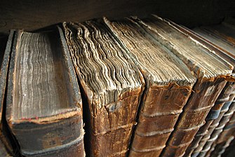 Tomos antiguos en la biblioteca del Merton College.