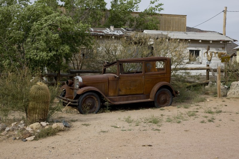 File:Old car and cactus, Hackberry General Store, Route 66, Hackberry, Arizona LCCN2010630126.tif