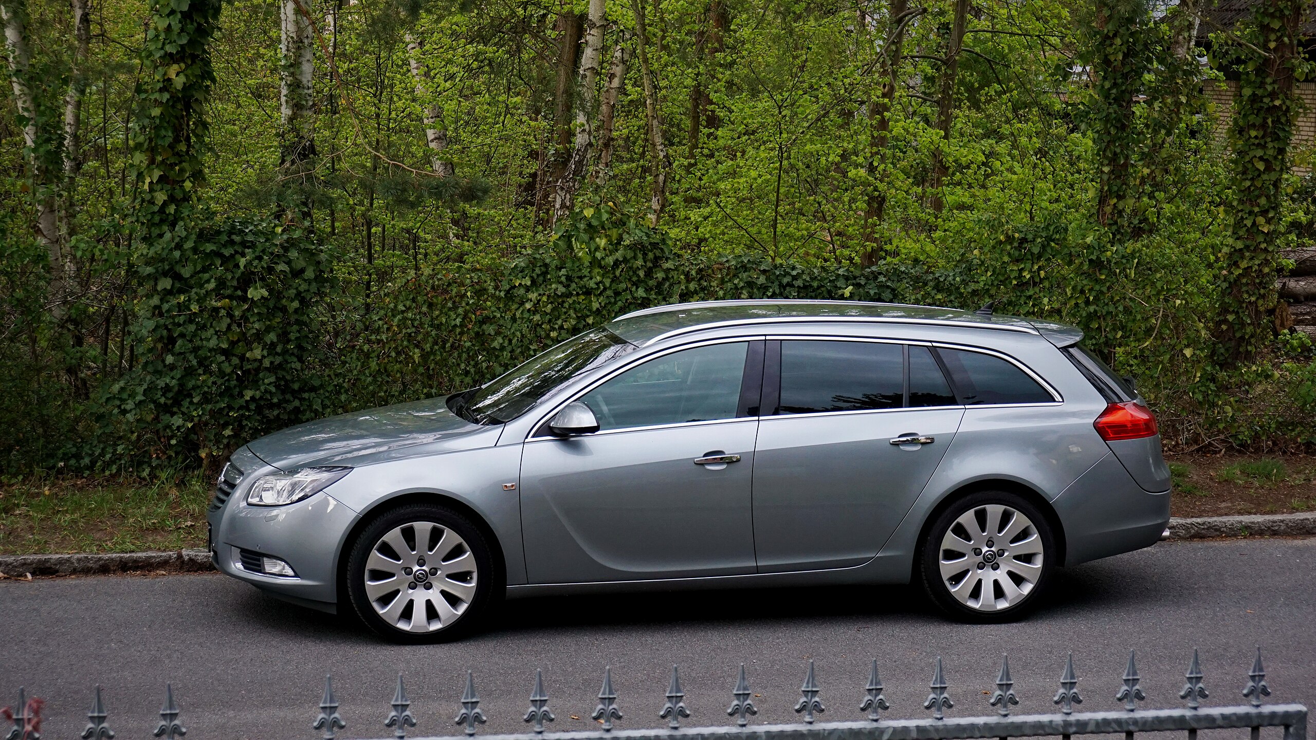 File:Opel Insignia Sports Tourer 2010 (33652080140).jpg - Wikimedia Commons