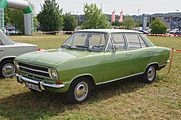 Opel Kadett 4-türige Limousine (1971–1973) mit schwarzem Kühlergrill, flachen Radkappen und Blinkergläser ohne Chromrand