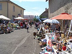 Premier vide grenier en juin 2008, centre du village.