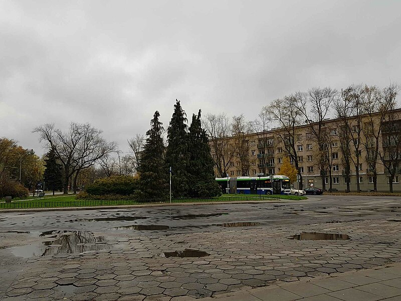 File:PętlaAutobusowaAlejaPrzyjaźni-OgólnyWidokZWschodu-NowaHuta-POL, Kraków.jpg