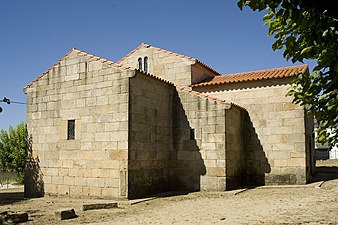 Wiejski kościół São Pedro de Lourosa w Portugalii, zbudowany w X wieku, ma najprostszy typ kwadratowego apsydalnego wschodniego końca.