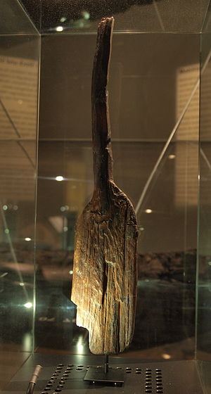 "המשוט מדובנסי", המתוארך ל 6500 לפנה"ס. תצוגה במוזאון המבורג לארכאולוגיה.[3]