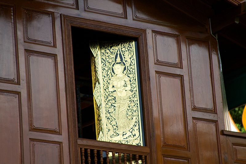 File:Painted doors at Wat Samphanthawong (6491918417).jpg