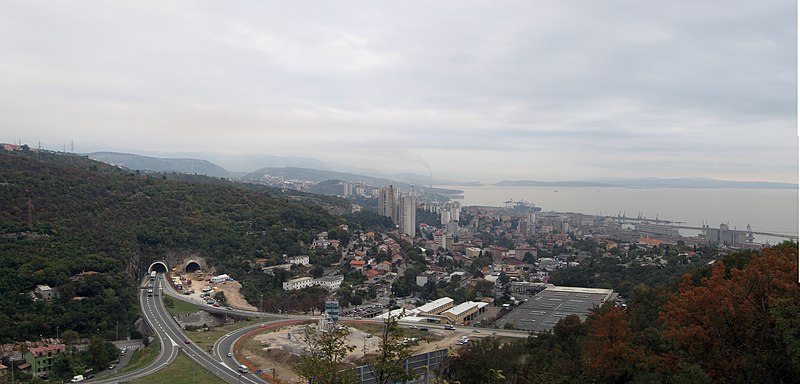 File:Panorama čvora Škurinje - panoramio.jpg