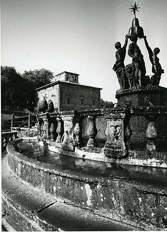 The Fountain of the Four Moors with the villa in the background. Photo by Paolo Monti, 1965. Paolo Monti - Serie fotografica (Viterbo, 1965) - BEIC 6363839.jpg