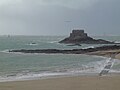 Le Petit Bé vu des remparts de Saint-Malo par gros temps.