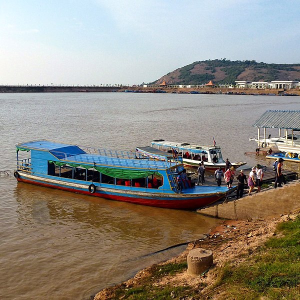 File:Pier at Phnom Krom, Siem Reap - panoramio.jpg