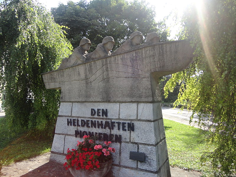 File:Pionierdenkmal Melk.jpg