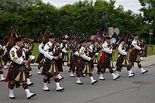 Трубки и барабаны группы Cameron Highlanders из Оттавы - 1 июля 2007 г.JPG