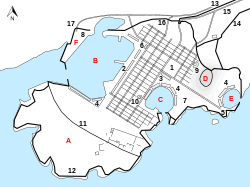 Antiikin Pireuksen kartta, Munikhian kukkula merkitty kirjaimella D ja satama kirjaimella E.