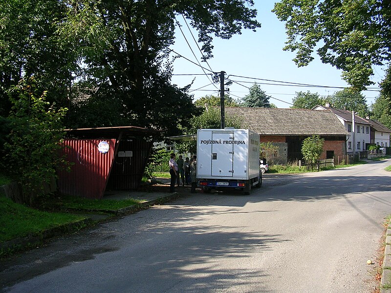 File:Ploukonice, pojízdná prodejna a zastávka.jpg