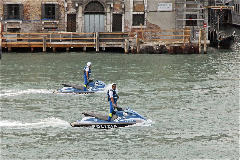 File:Policiers de Venise en motomarine (6166389217).jpg