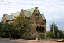 Igreja paisagística de estilo gótico