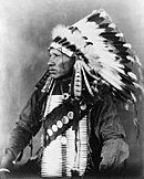 USA:s ursprungsbefolkning erhåller fullvärdigt medborgarskap i sitt eget land först 1924. Bilden visar Sioux-hövdingen Red Bird, fotograferad 1908.