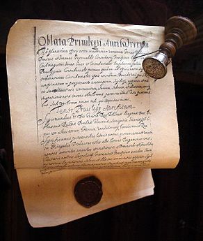 Копия скреплённого сургучом привилея, данного польским королём Сигизмундом ІІІ цеху львовских ювелиров в 1600 году, и оригинальная серебряная печатка цеха (хранится во Львовском историческом музее)