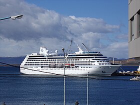 Buque de cruceros turísticos en el puerto de Ushuaia.