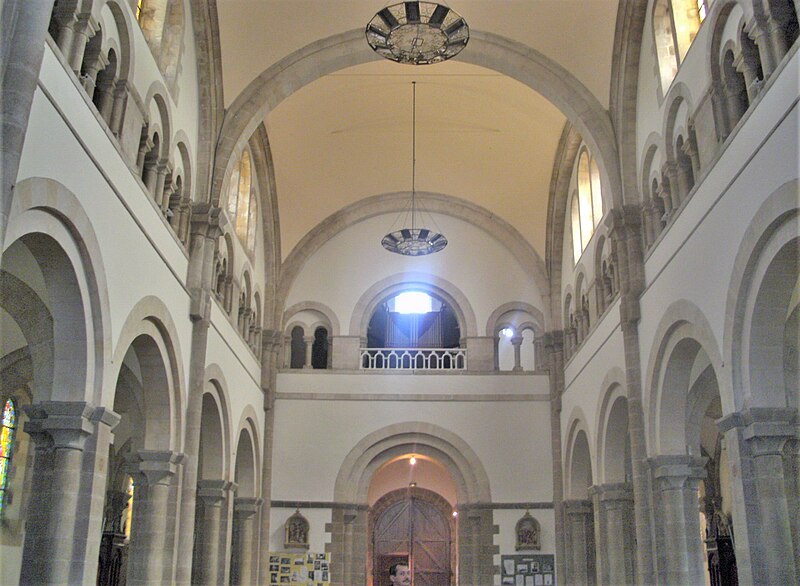 L'église paroissiale Notre-Dame-de-Locmaria : vue intérieure.