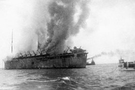 El RMS Empress of Asia se incendia tras el ataque japonés en 1942.