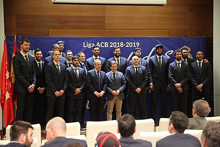 Recepción al Real Madrid de Baloncesto en el Ayuntamiento tras ganar su 35 título de Liga 05.jpg