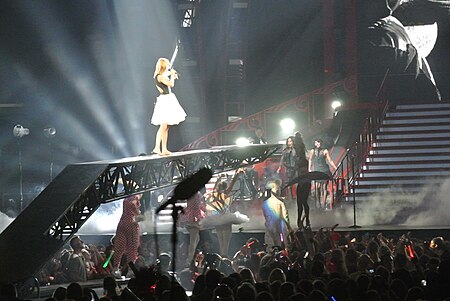 Tập tin:Red Tour - Treacherous - Live in Los Angeles.jpg