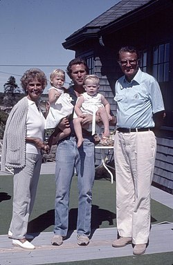 Ruth Graham kuvassa vasemmalla yhdessä George W. Bushin kanssa.
