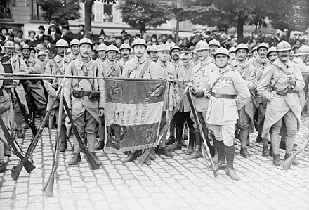 Soldats du 51e RI autour de leur drapeau, le 14 juillet 1917 à Paris