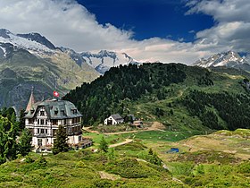 Riederalp'teki Villa Kassel'in çevresinden Zenbächenhorn'un (en solda) görünümü.