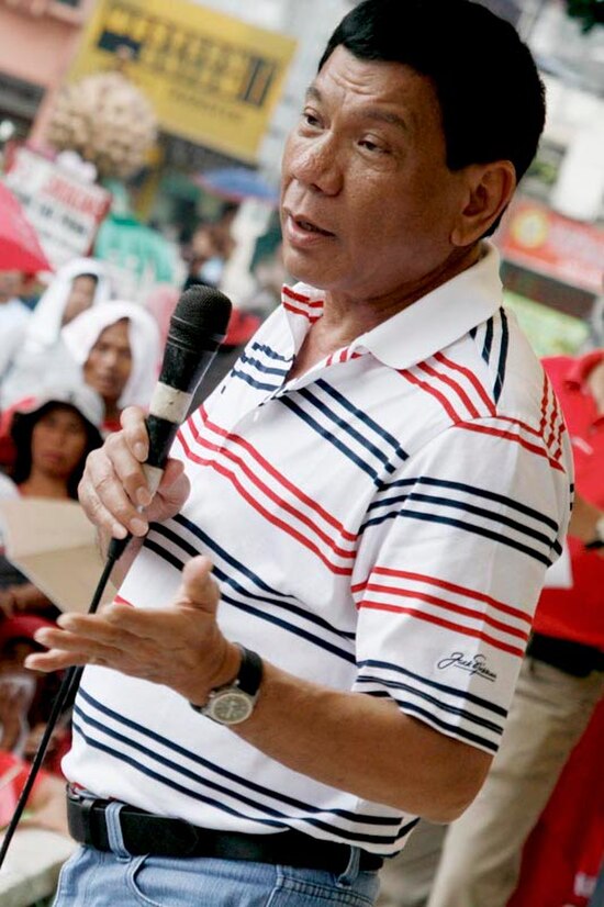 Duterte speaks with Davao City residents in 2009.