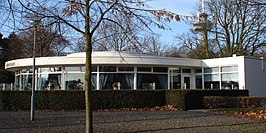 Het terras aan de achterzijde van restaurant Parkheuvel in 2007.