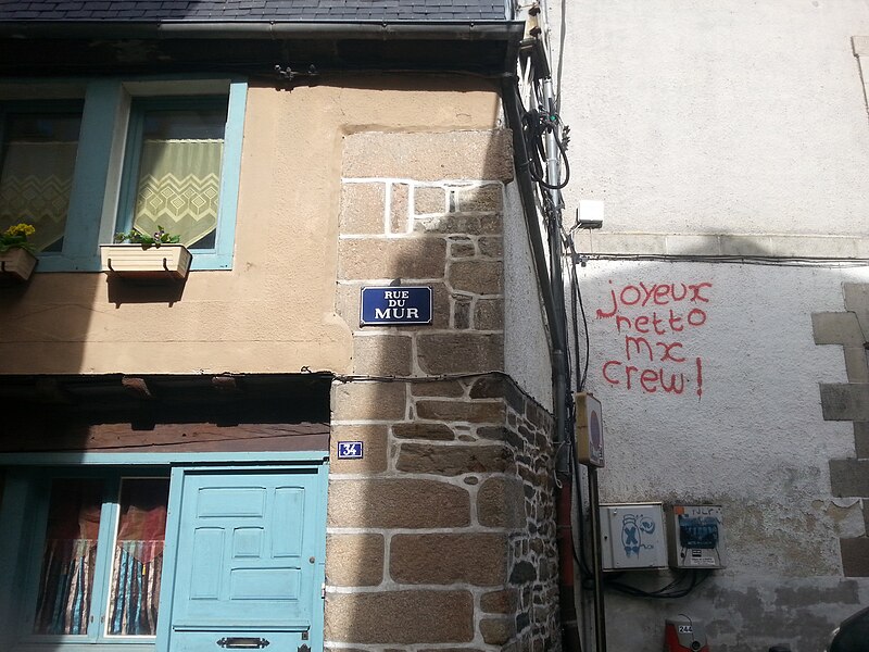 File:Rue du Mur, Morlaix.jpg