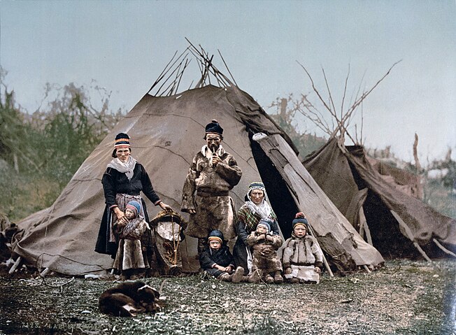 A Sámi family in Kanstadfjorden, around 1900.Fotokromtrykk.