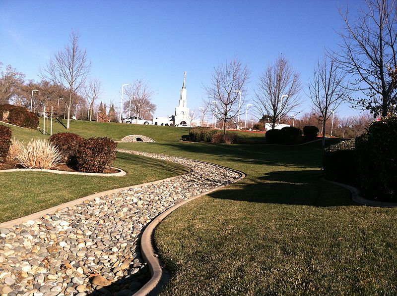 File:Sacramento California temple grounds.jpeg