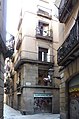 *1881-Sant Pere Mitjà 12. Roses (Joan), culleres.**Mateu (Pere), propietari. Viu al carrer Sèneca nº 4 a la Vila de Gràcia.*1886-Sant Pere Mitjà 12. Roca JOan), llauner.**Mateu (Pere), propietari. Sèneca 4, a la Vila de Gràcia.*1896-Sant Pere Mitjà 12 cantonada Verge del Pilar 10. Mateu (Josep Mª), propietari. Viu al carrer Sèneca 4 de la Vila de Gràcia.**Roca (Joan), llauneria.**Romeu (Antoni), fleca.*1903-Sant Pere Mitjà 12 cantonada Verge del Pilar 10. Mateu (Josep Mª), propietari. Viu al carrer Sèneca 4. **Mas Selma (Raimon), propietari.**Roca (Joan), llauneria.**Romeu (Antoni), fleca.*1905-Sant Pere Mitjà 12 cantonada Verge del Pilar 10. Mateu (Vídua de Josep Maria), propietària.**Mas Selma (Raimon), propietari.**Roca (Joan), llauneria.**Romeu (Antoni), fleca.*1911-Sant Pere Mitjà 12. Romeu (Antoni), fleca.*1921-Sant Pere Mitjà 12. Brustenga (Antoni), fleca.