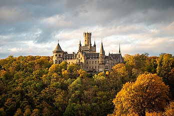 Vista sudeste do Castelo de Marienburg, Baixa Saxônia, Alemanha. O castelo é um complexo palaciano histórico que o rei Jorge V de Hanôver construiu de 1858 a 1869 como residência de verão, pavilhão de caça e depois residência da rainha viúva em Pattensen. O Castelo de Marienburg é propriedade privada de Ernesto Augusto de Hanôver desde 2004. Os planos de venda do edifício ao setor público foram anunciados em 2018 devido à necessidade de remodelação no valor de 27 milhões de euros. Em 2020, Ernesto Augusto transferiu o castelo e seu inventário para a Fundação do Castelo de Marienburg, que pretende realizar reformas até 2030. (definição 4 560 × 3 035)