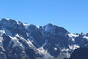 Schmadrigletscher vom Schilthorn aus gesehen, mit Mittaghorn und Grosshorn (von links nach rechts). Ganz links ist der Breitlouwenengletscher und rechts der Schmadrifirn (oben) und der Grosshorngletscher (unten).