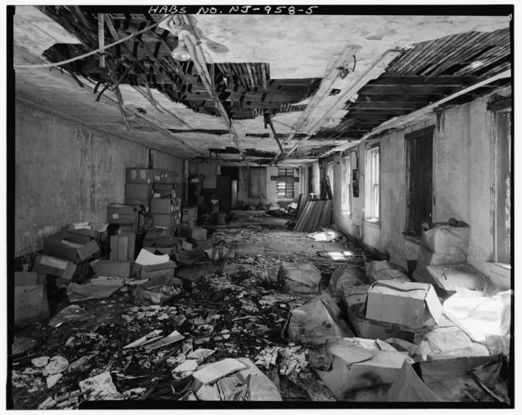 File:Second floor interior, looking from middle of building toward rear (view to east). Typical interior conditions. - 14 North Warren Street (Commercial Building), True American HABS NJ,11-TRET,31-5.tif