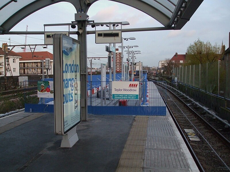 File:Shadwell DLR stn look east3.JPG